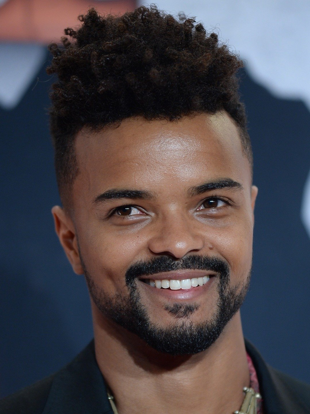 How tall is Eka Darville?